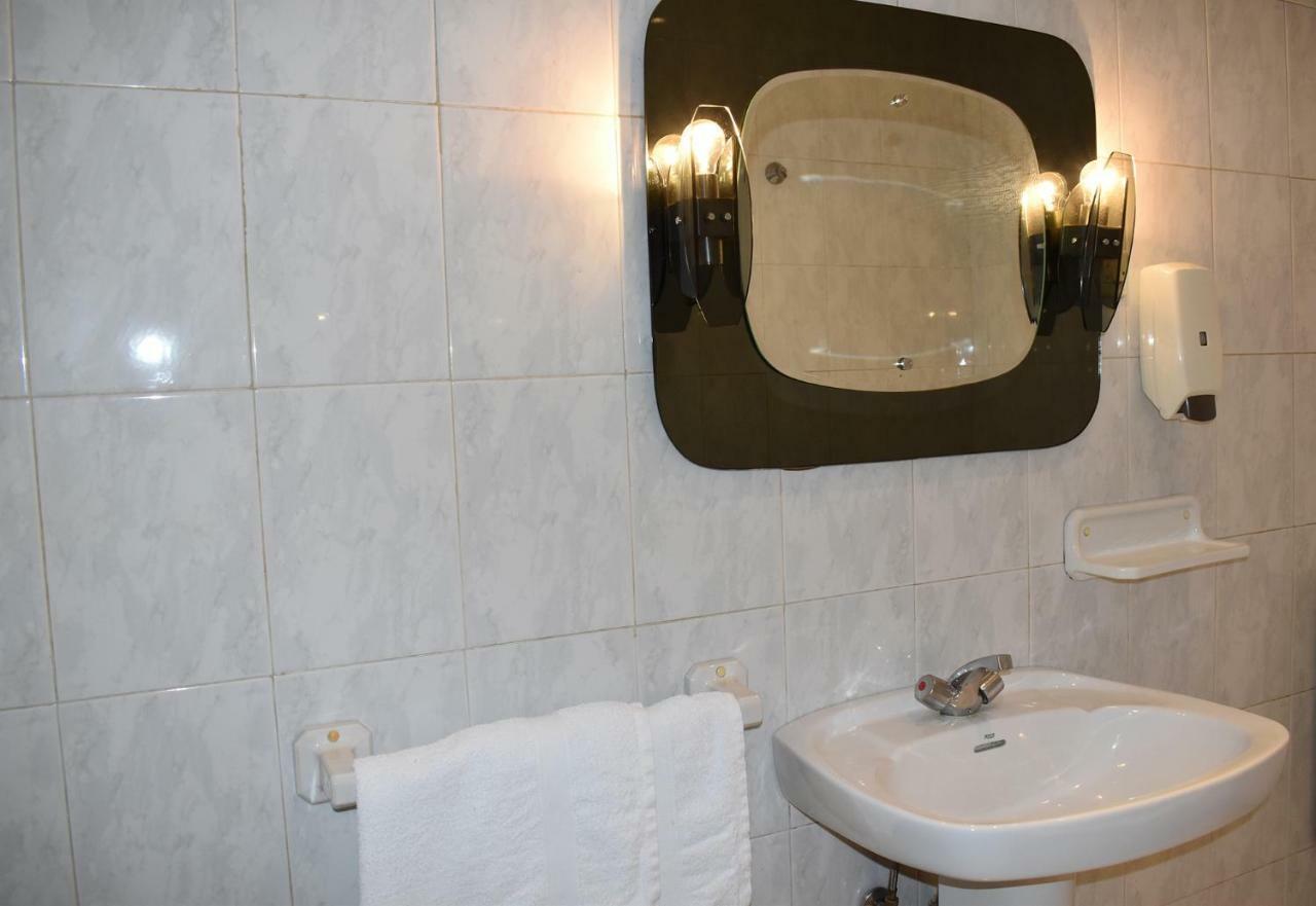 ホテル Hostal Oviedo レオン エクステリア 写真