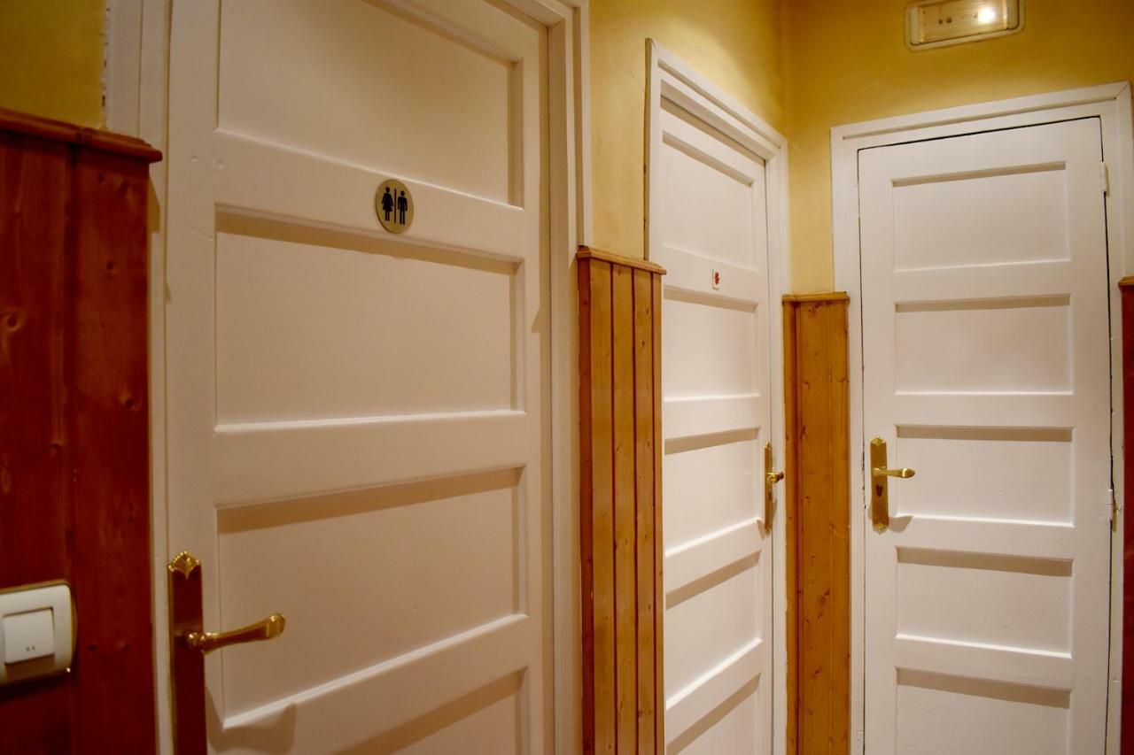 ホテル Hostal Oviedo レオン エクステリア 写真