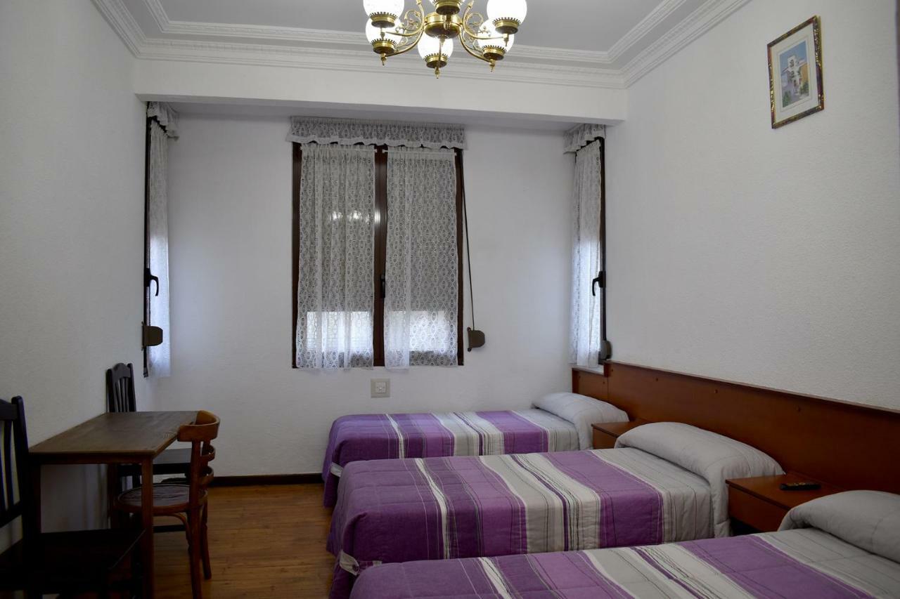 ホテル Hostal Oviedo レオン エクステリア 写真