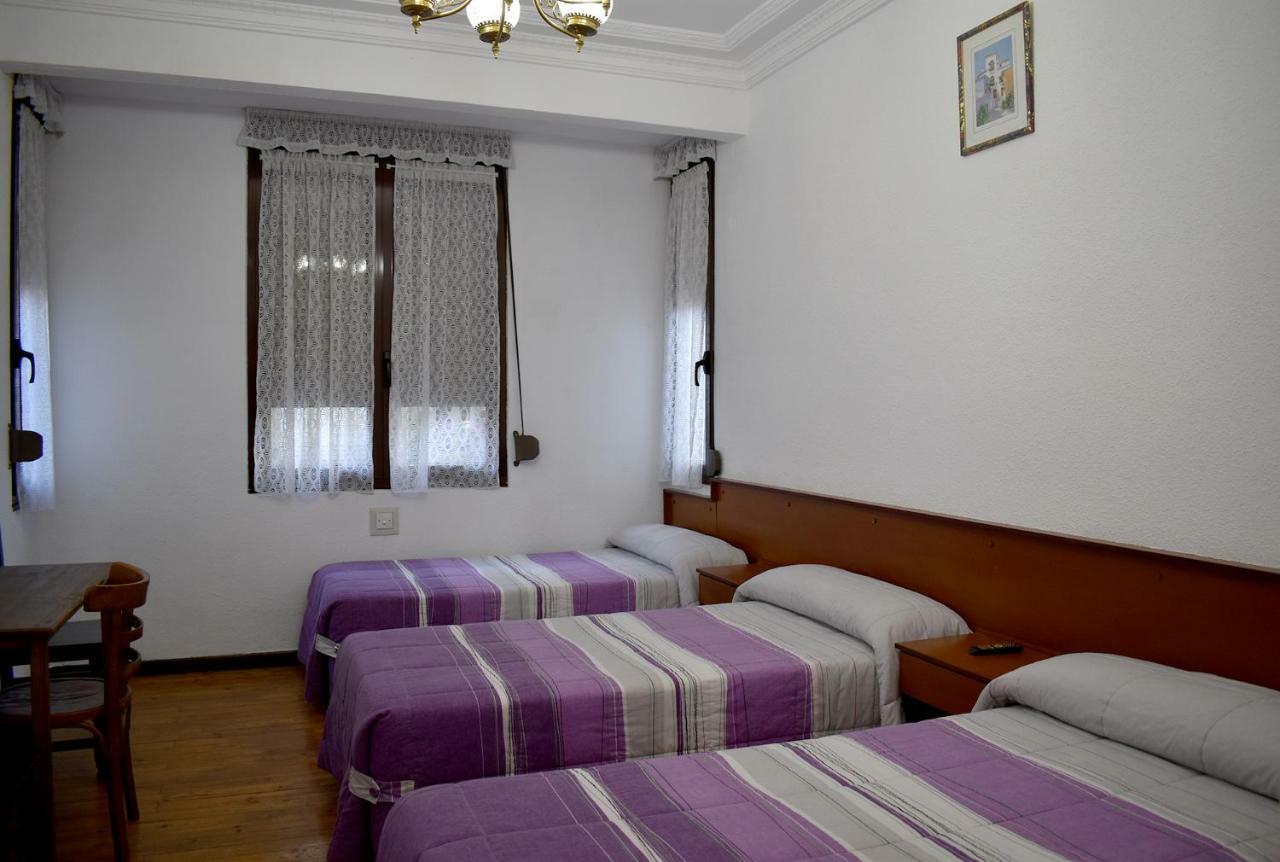 ホテル Hostal Oviedo レオン エクステリア 写真