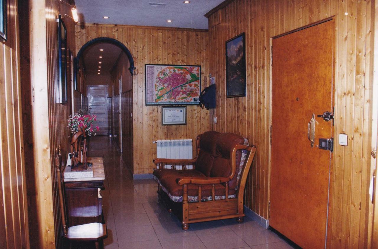 ホテル Hostal Oviedo レオン エクステリア 写真